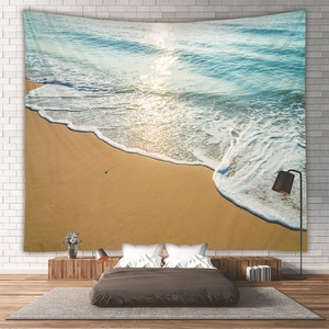 Detailstruktur des Strandwellen-Wandteppichs aus Polyester an weißer Ziegelwand
