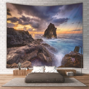 Detailansicht eines Wandteppichs mit Strand-Sonnenuntergang in einem Schlafzimmer