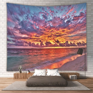Schlafzimmer-Detail mit großem Strand-Sonnenuntergang Wandteppich an einer weißen Ziegelwand