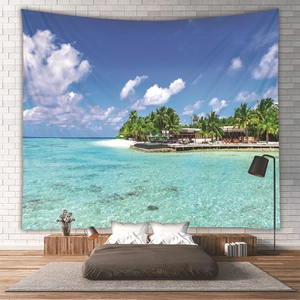 Detail eines Strand-Wandteppichs mit tropischen Palmen und Ozean an einer weißen Wand