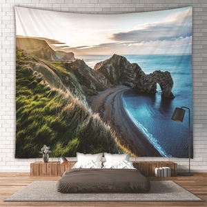 Detail eines Strand-Landschaft-Wandteppichs an einer weißen Ziegelwand im Schlafzimmer