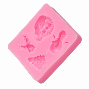 Roze siliconen kerstvorm met vormen van kerstman, boom, rendier en sneeuwpop