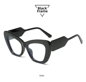 Seitenansicht der Cat-Eye-Brille mit breitem schwarzem Rahmen und markanten Bügelkonturen