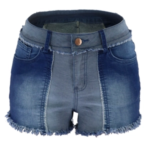 Détail d'un short en jean bicolore avec des ourlets effilochés et un design en patchwork