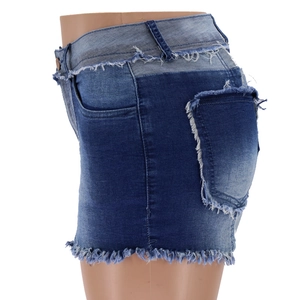 Détails du short en jean avec coutures à franges latérales et ourlet effiloché usé