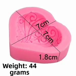 Detail of pink heart-shaped silicone mold with floral texture, size 7x7x1.8cm, weight 44g
