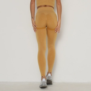 Detail der nahtlosen High-Waist-Yogahose mit Scrunch-Butt-Effekt in Senfgelb