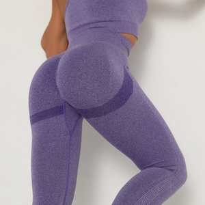 Detailansicht der lila nahtlosen High-Waist-Yogahose mit figurformender Textur am Bein