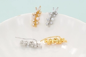 Elegant leaf crawler earrings with white pearls and sparkling zircons in gold and silver