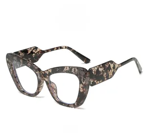 Detailansicht der Katzenaugen-Brillenfassung mit seitlicher Schildpatt-Textur