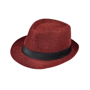 Detail van een donkerrode gevlochten fedora hoed met zwart satijnen lint en textuur
