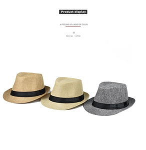 Details van drie gevlochten trilby-hoeden in bruin, beige en grijs met zwart satijnen lint