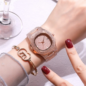 Dettaglio ravvicinato di un set orologio al quarzo e bracciale in strass oro rosa