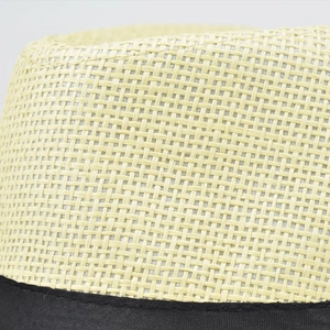 Macro-opname van ademende linnen textuur en zwarte stoffen band op de zomerse fedora hoed
