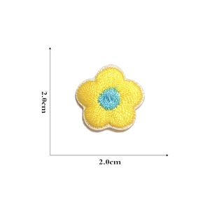 Close-up of a 2cm yellow and blue flower embroidered patch with size dimension labels