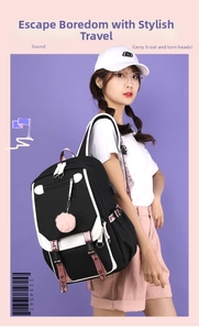 Detailansicht des Oxford-Rucksacks mit USB-Anschluss und rosa Sportband-Trageriemen