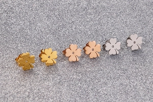 Detailed comparison of clover earrings in gold, rose gold, and silver finishes