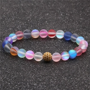 Bracelet en perles de pierre de lune givrée avec une boule pavée de zircons en or rose