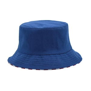 Détail du chapeau bob en toile bleu foncé avec bordure rayée rouge et blanche