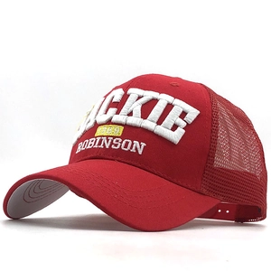 Vue détaillée de la casquette trucker rouge avec broderie 3D et filet