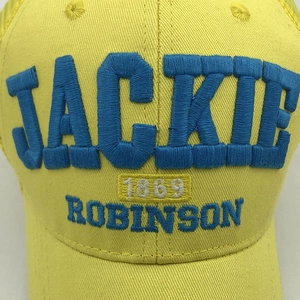 Gros plan sur casquette en coton jaune avec broderie 3D bleue de Jackie Robinson