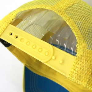 Vue détaillée de la structure en maille respirante et de la boucle réglable sur la casquette