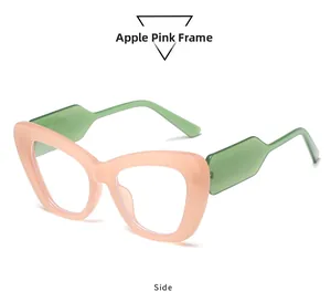 Detailansicht der Katzenaugenbrille mit pfirsichrosa Rahmen und grünen Bügeln