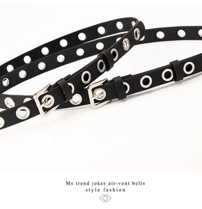 Gros plan sur les ceintures punk en cuir PU noir avec œillets métalliques et boucles