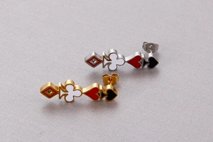 Dettaglio degli orecchini a semi di poker in oro e argento con smalto rosso e nero