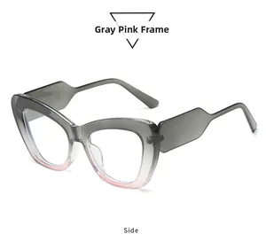 Detailansicht der Cat-Eye-Sonnenbrille mit grau-rosa Farbverlauf und breiten Bügeln