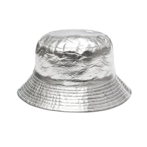 Chapeau bob argenté métallisé avec texture froissée et bord surpiqué sur fond blanc pur