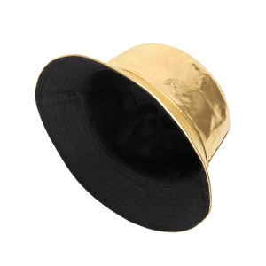 Détail d'un bob doré métallisé montrant la doublure intérieure en tissu noir contrasté