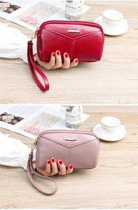 Détail de pochettes en cuir grainé rouge et rose avec fermetures éclair dorées