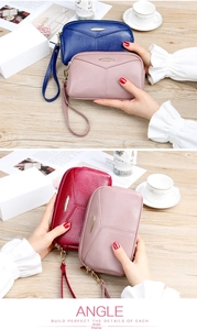 Gros plan sur des pochettes bracelets en cuir grainé en bleu marine, rose et bordeaux