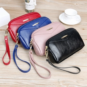 Pochettes pour femmes en cuir grainé rouge, bleu, rose et noir avec dragonne