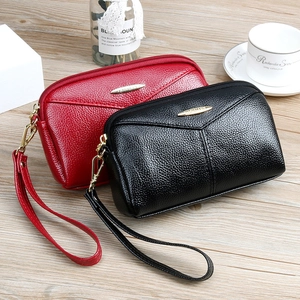 Pochette longue en cuir pour femme avec dragonne et texture grainée style litchi