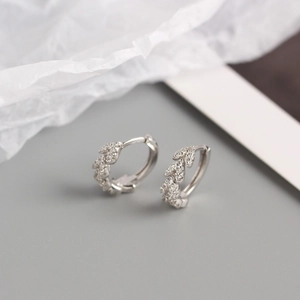 Détail des boucles d'oreilles feuille en argent S925 serties de zircons brillants