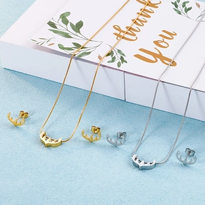 Minimalistisches Elchgeweih-Schmuckset mit Kette und Ohrringen in Gold und Silber