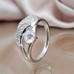 Vue détaillée de la bague ailes d'ange en argent avec pierre centrale et zircons pavés