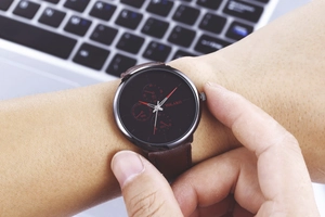 Détail de la montre à quartz YOLAKO pour homme avec aiguilles bleues et bracelet en cuir