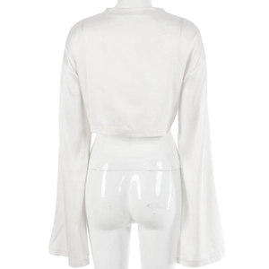 Vue arrière d'un crop top blanc en satin à manches longues sur un mannequin de mode