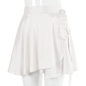 Détail d'une mini-jupe en satin blanc avec un design portefeuille élégant à nouer