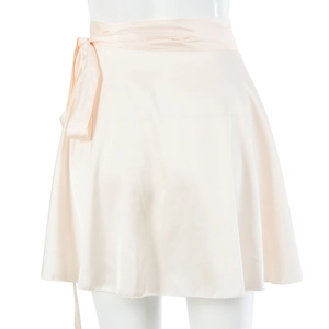 Détail d'une mini-jupe trapèze en satin rose pâle avec un nœud papillon à la taille