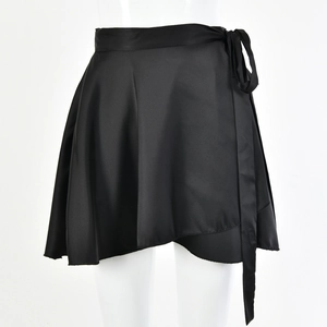 Détail d'une jupe portefeuille noire en satin avec nœud sur un mannequin blanc