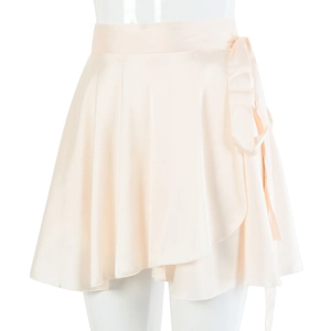 Détail de la jupe portefeuille en satin rose clair avec nœud latéral sur fond blanc