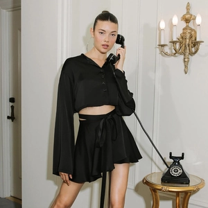Ensemble chic en satin noir : haut court à manches longues et mini-jupe à lacets femme