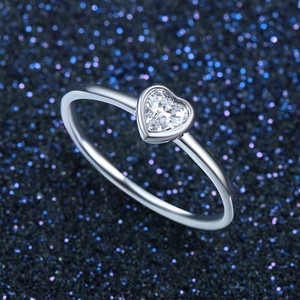 Minimalist S925 sterling silver heart-shaped zircon ring on a starry blue background