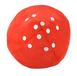 Bovenaanzicht detail van een rode baret met witte stippen van zachte pluche stof