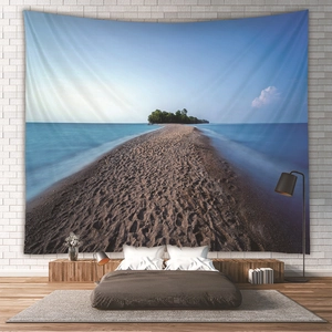 Detailtextur eines leichten Strand-Wandteppichs aus Polyester an einer weißen Ziegelwand