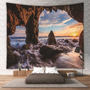 Detailansicht eines Strand-Sonnenuntergang Wandteppichs in einem modernen Schlafzimmer
